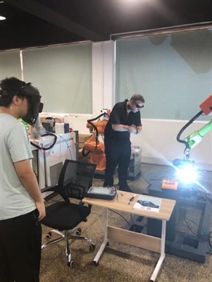 Warmly Welcome Our Customers To Visit And Learn CNC Machines And Robots